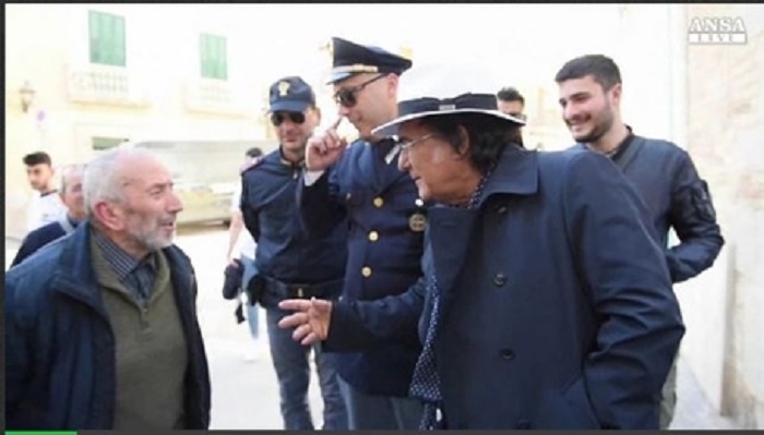 Albano Carrisi a San Severo (Foggia) per il 25 aprile discute con l'anziano