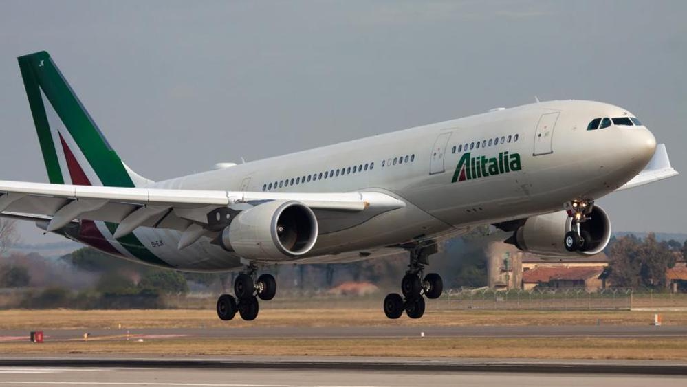 Alitalia venduta o liquidata? Calenda: "Tra 6 mesi sapremo". Ipotesi prestito ponte Ue