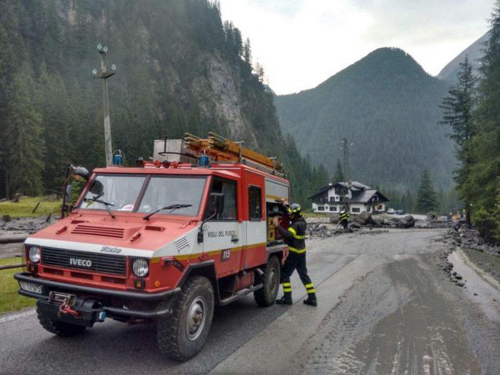 Udine, crolla masso su auto in strada tra Resiutta e Resia: ferito conducente