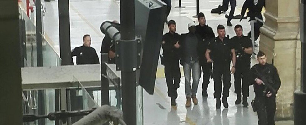 Parigi, uomo armato di coltello attacca gendarmi: torna la paura