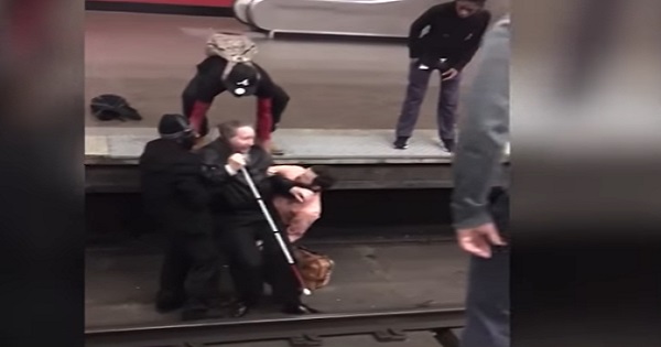 Non vedente cade sui binari e si rompe gamba: passeggeri lo salvano