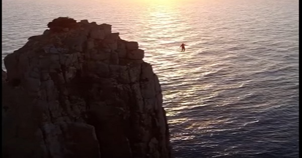 Funambolo cammina sospeso su una scogliera: impresa è da brividi