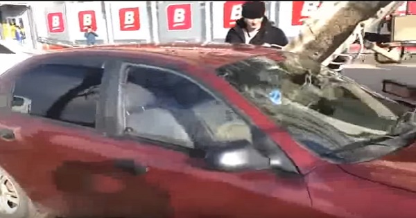 Cambia cognome con quello del supermercato: marito si vendica così