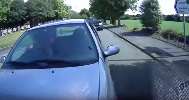 Manda sms al volante e tampona l'auto della scuola guida