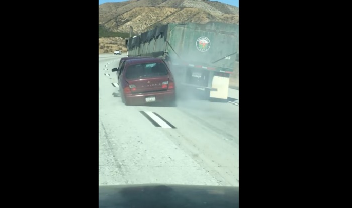 Auto incastrata sotto tir: autista non se ne accorge e si ferma dopo 6 km