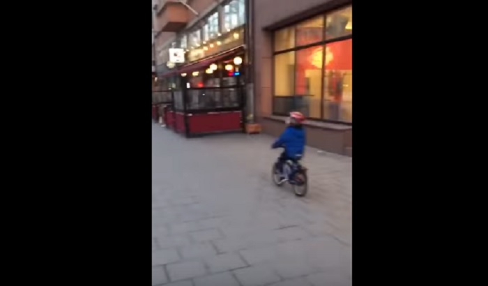 YOUTUBE Bimbo in bici vede pubblicità a luci rosse: ecco come va a finire