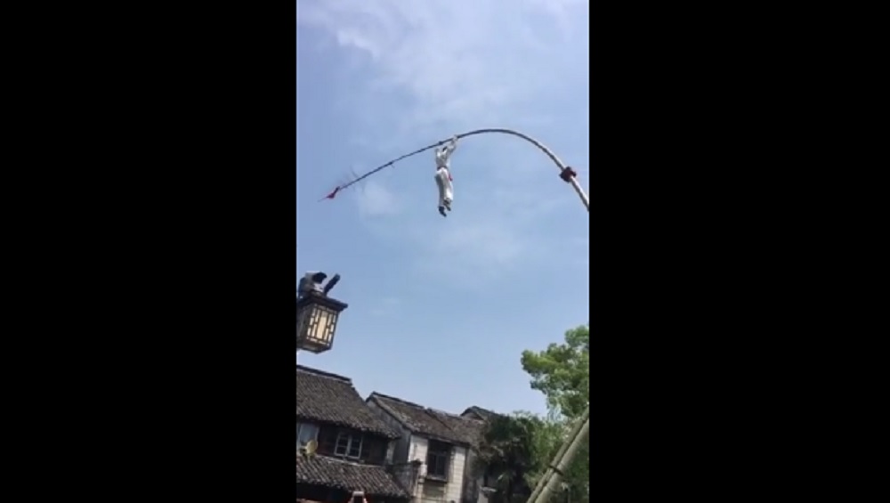 YOUTUBE Acrobata muore durante esibizione: il palo di bambù si spezza, volo da 8 metri