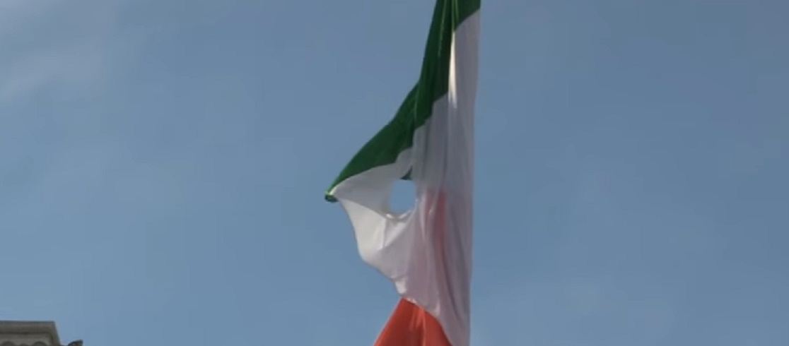 YOUTUBE Natale di Roma celebrazioni: la bandiera italiana è bucata