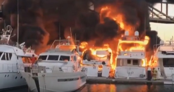 YOUTUBE Barcellona, in fiamme quattro yacht di lusso al porto