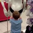Bimbi e manichini, ecco cosa fa con gli slip