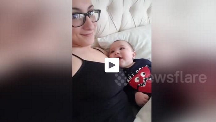 Bimbo estasiato dalla mamma: ignora i cartoni animati e guarda solo il volto di lei