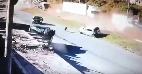 Camion non frena: mega tamponamento coinvolge 20 veicoli, 7 feriti