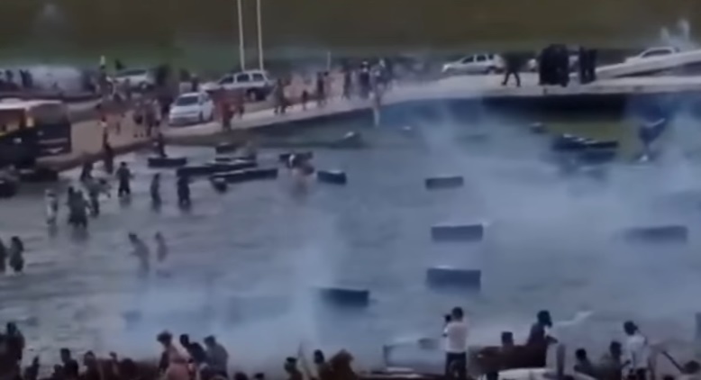 rasile, polizia carica indigeni che protestano per la difesa delle riserve amazzoniche