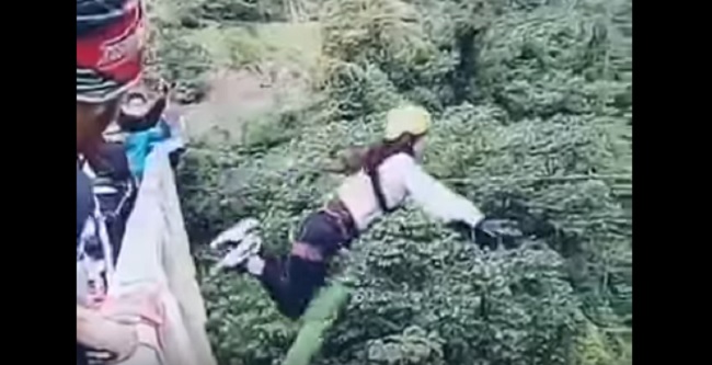 YOUTUBE Bungee jumping, elastico non tiene: ragazza precipita