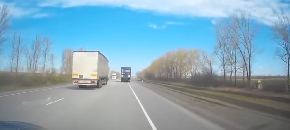 YOUTUBE Camion invade la corsia opposta: il conducente si era addormentato