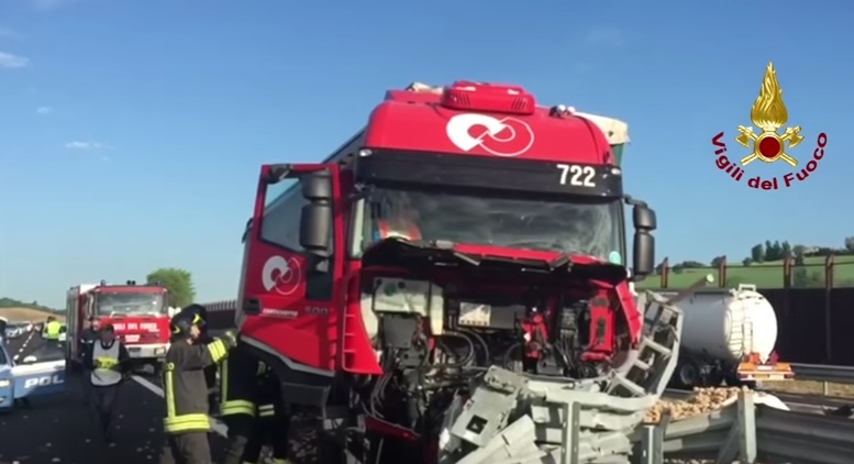 YOUTUBE Camion contro guardrail: carico di patate finisce in strada