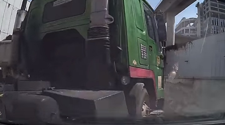 Singapore, il camion sterza all'improvviso