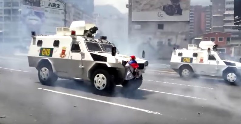Venezuela, Caracas come Tienammen: donna blocca da sola il blindato