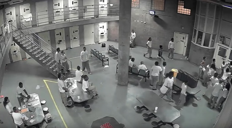 Chicago, scoppia rivolta in carcere: due guardie pestate