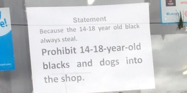 Vietato ingresso a neri giovani e ai cani": cartello nel negozio australiano fa discutere