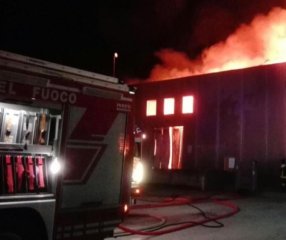 Casella, palazzina a fuoco: padre, madre e figlio si gettano dalla finestra. Sono gravissimi