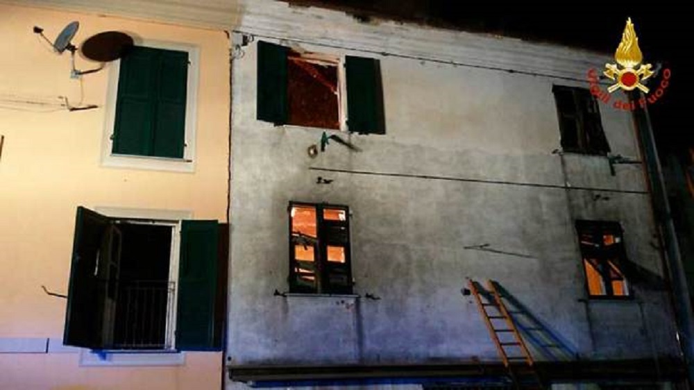 Casella, gli zii del bimbo morto nell'incendio: "Gli impianti della casa non erano a norma"