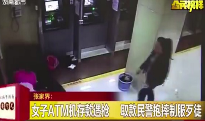 Rapina donna al bancomat: poliziotto fuori servizio arresta ladro