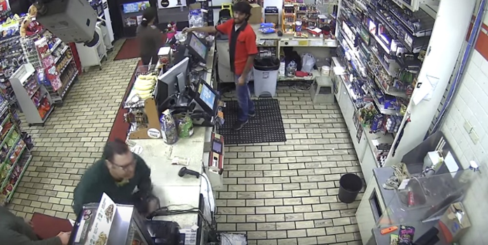 YOUTUBE Carta di credito non funziona: impazzisce e distrugge negozio