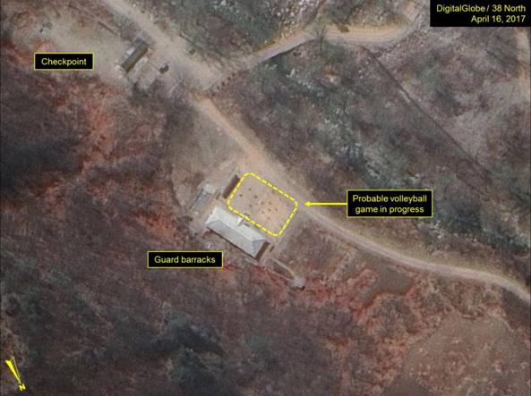 Corea del nord: scienziati giocano a pallavolo sulla bomba atomica