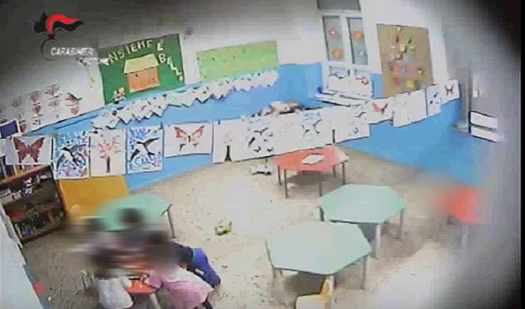 Calci e minacce di morte a bimbi di 3 anni: sospese due maestre a Crotone