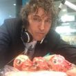 Giuseppe Cruciani a la Zanzara con le teste di agnelli FOTO. Il vegano Andrea Scanzi reagisce così