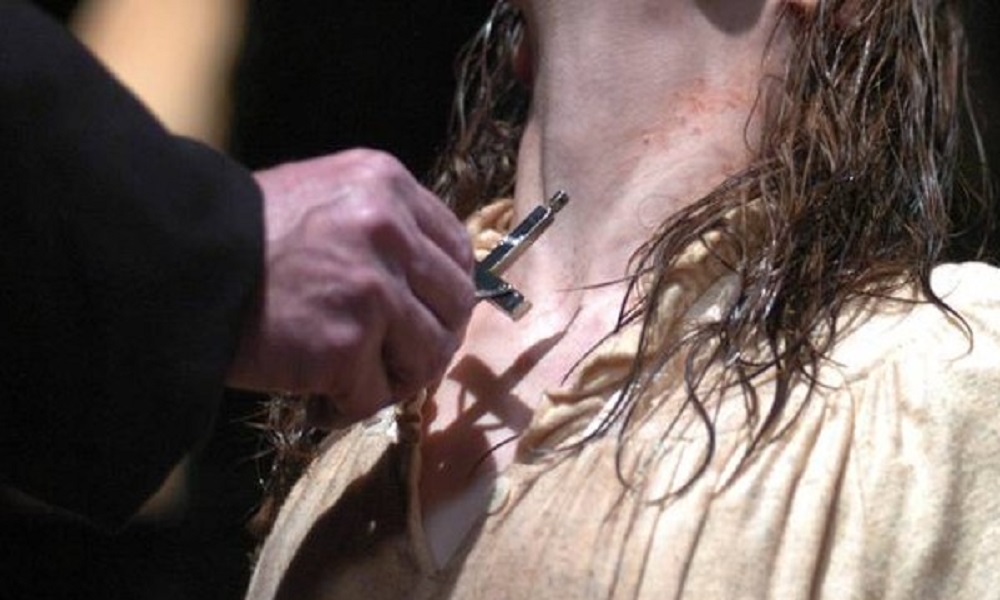 Don Antonio Mattatelli, l'esorcista confessa: "Satana si infiltra anche su Internet"