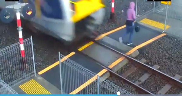 Attraversa passaggio a livello distratta: il treno...