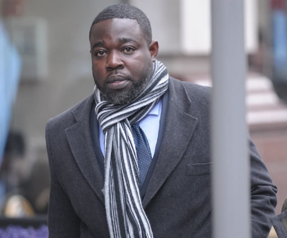 Dottore illude la paziente affetta da sclerosi multipla: "Se lo fai con me guarisci"