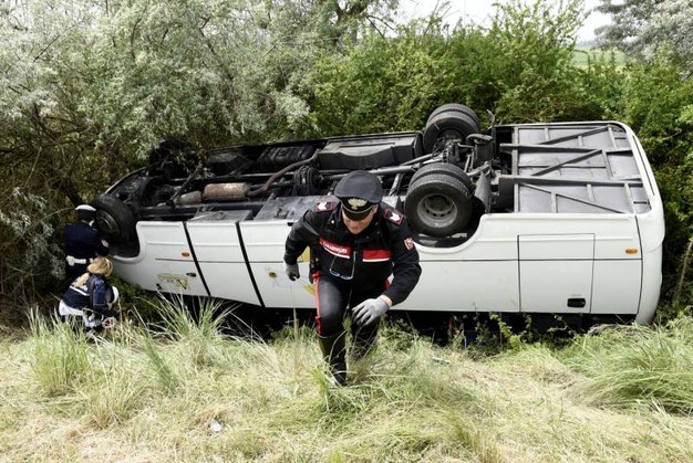 Comacchio, si ribalta un pullman di turisti: 21 feriti