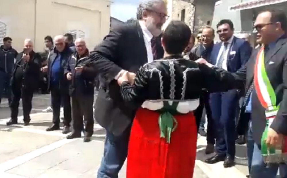 Michele Emiliano cade mentre balla, sospetta rottura tendine Achille