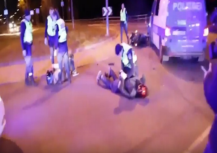 Moto corre a 100 km/h in città e fugge all'alt: auto polizia la sperona