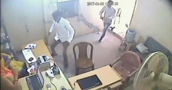 India, due dipendenti della banca mettono in fuga rapinatori armati44