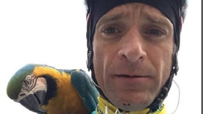 Michele Scarponi si allenava col pappagallo Frankje sulla spalla