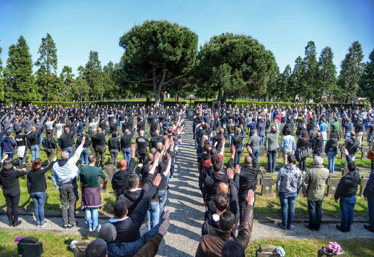 Saluto fascista dei militanti di destra al Cimitero Maggiore di Milano FOTO