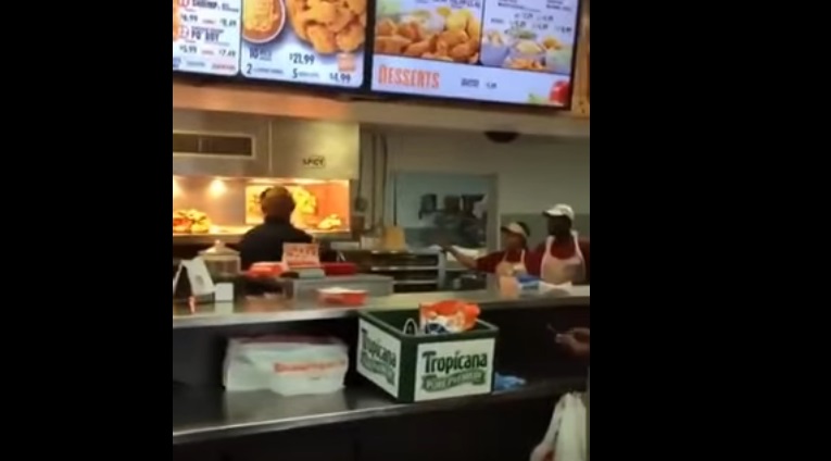 Arrabbiato perché non lo servono, va in cucina e si serve da solo