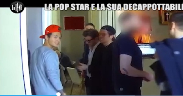 Le Iene, scherzo a Fede con l'aiuto di Benji: al cantante sparisce l'auto sportiva e lui...VIDEO