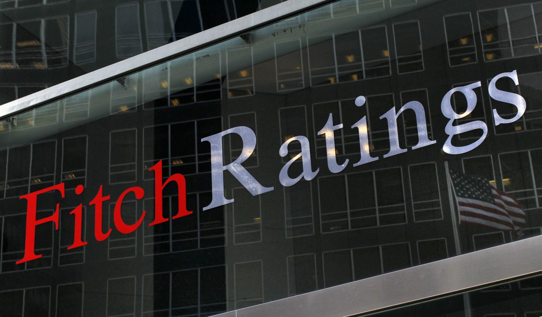 Fitch abbassa il rating dell'Italia a BBB: "Rischio governo debole e populismo"