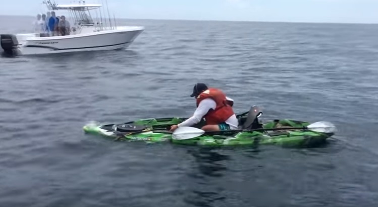 Mentre è a pesca di cernie, all'amo abbocca uno squalo toro