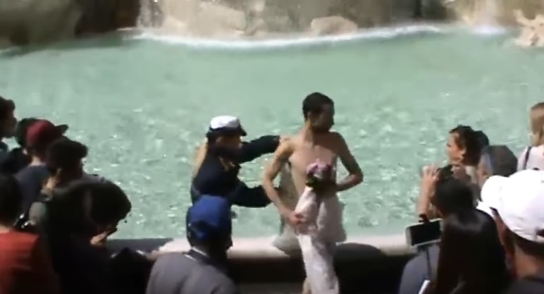 Spagnolo si tuffa nella Fontana di Trevi senza vestiti: 450 euro di multa