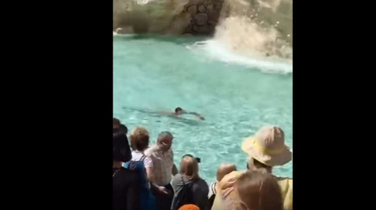 Bagno nudo nella Fontana di Trevi, fermato dai vigili urbani