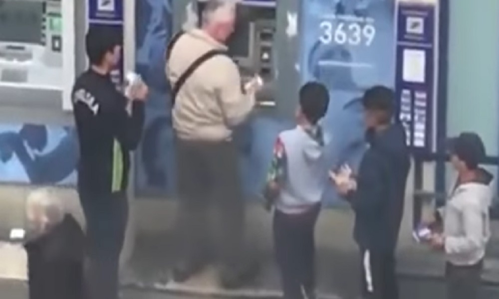 YOUTUBE Parigi: banda di ragazzini circonda il pensionato al bancomat e...