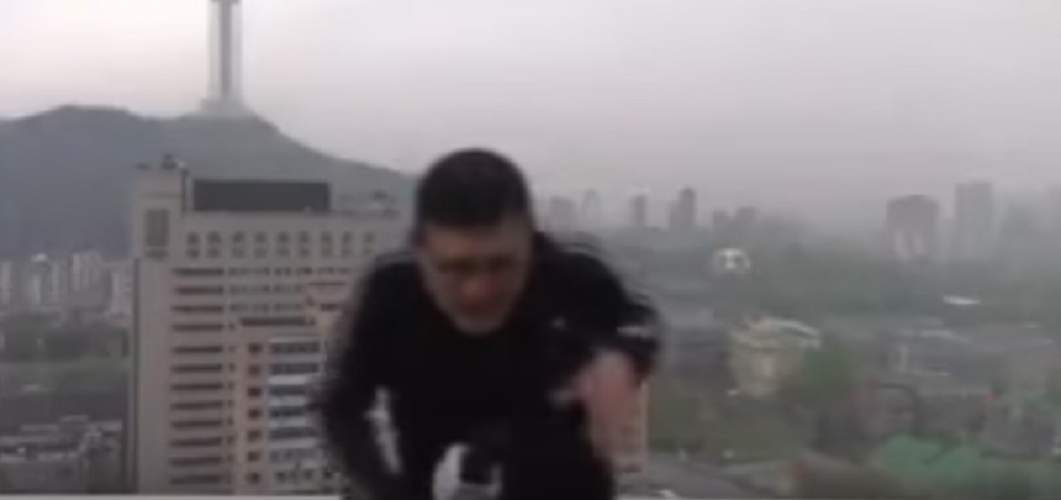 Cina, presentatore meteo in diretta: fulmine colpisce suo ombrello