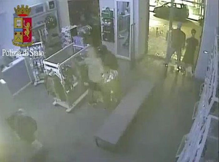 Furto negozio Adidas con "spaccata": 4 arresti a Catania