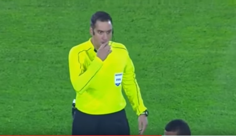 Minuto di silenzio per Oliveira, ma l'attaccante è in campo: gaffe clamorosa speaker stadio in Brasile